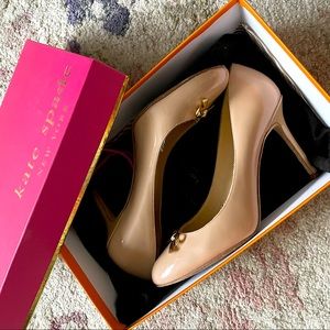 Kate Spade patent leather beige heels w gold bow detail